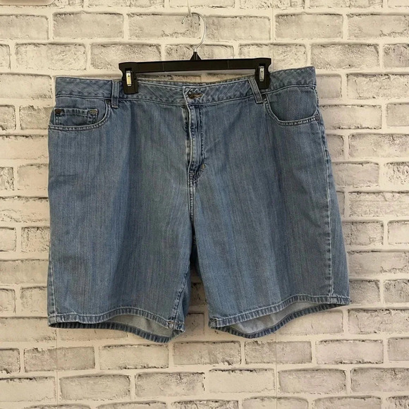 L.L. Bean Pants - Women’s L.L. Bean Classic Fit light wash jean shorts 20W